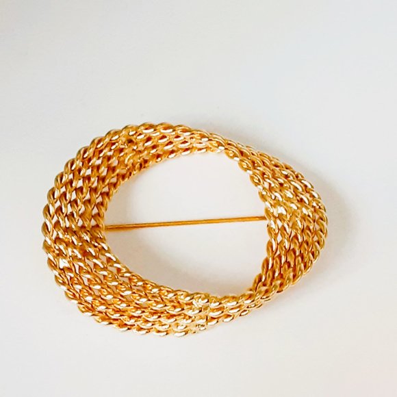 Monet Gold Twisted Rope Brooch Vintage Infinity Circle Pin - Picture 1 of 4